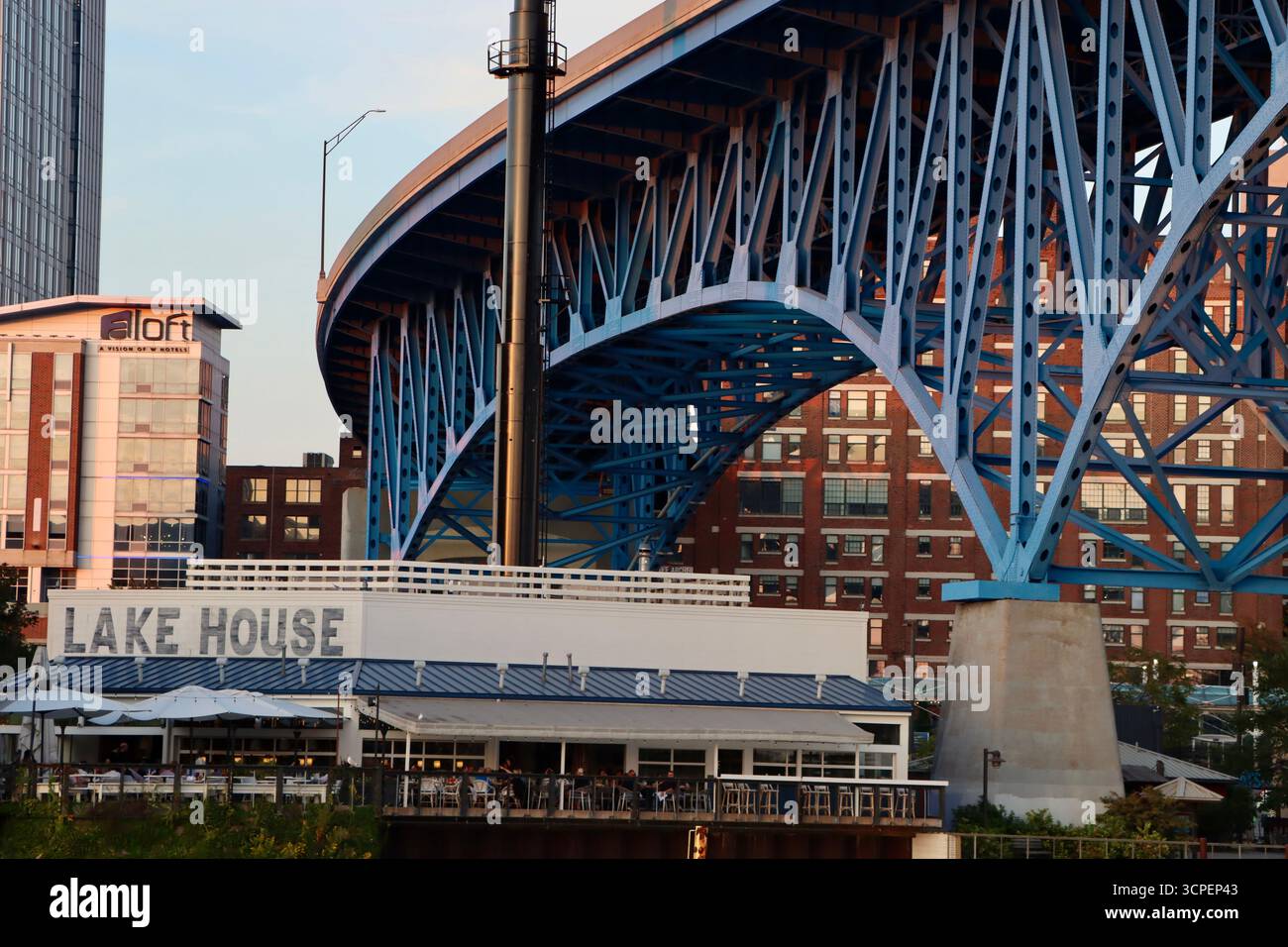 Ristorante Lake House sotto il ponte Cleveland Memorial Shoreway sul fiume Cuyahoga a Cleveland, Ohio, settembre 2025 Foto Stock