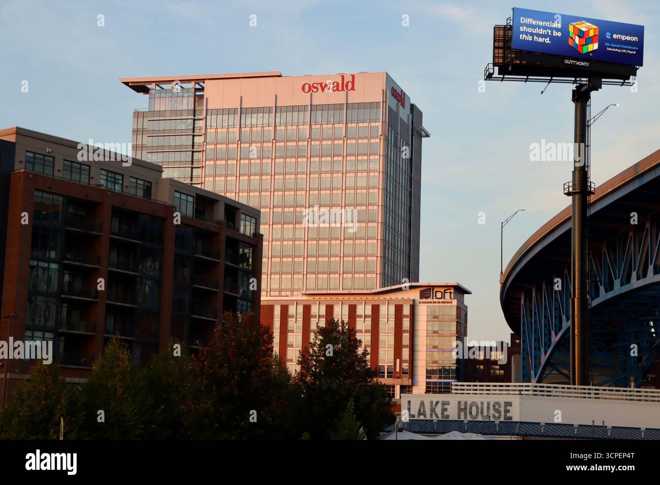 L'edificio Oswald, l'hotel Aloft e il ristorante Lake House presso il ponte Memorial Shoreway presso le Flats of Cleveland, Ohio, settembre 2025 Foto Stock