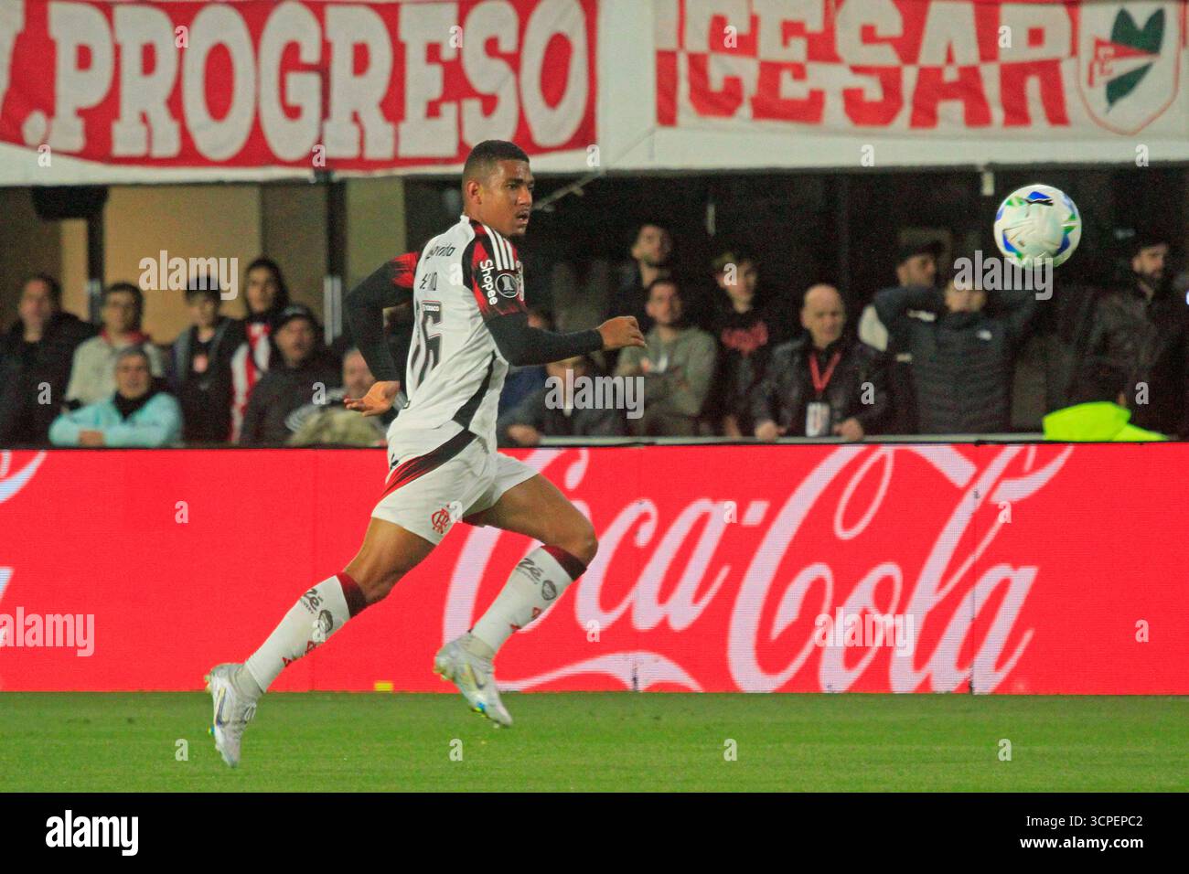 La Plata, Argentina. 25 settembre 2025. Samuel Lino di Flamengo, durante la partita tra l'argentino Estudiantes de la Plata e il brasiliano Flamengo per i quarti di finale della Copa CONMEBOL Libertadores 2025, allo stadio Jorge Luis Hirschi, a Montevideo, Uruguay, il 25 settembre 2025. Foto: Piscina Pelaez Burga/DiaEsportivo/Alamy Live News crediti: DiaEsportivo/Alamy Live News Foto Stock