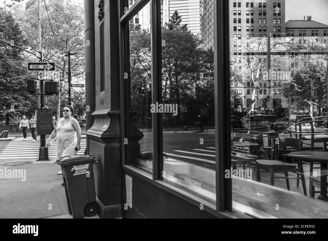 Donna che cammina per strada a Lower Manhattan, New York, New York, USA Foto Stock