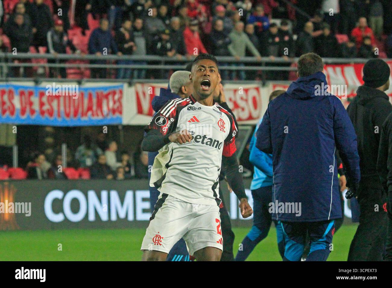 La Plata, Argentina. 25 settembre 2025. Bruno Henrique del Flamengo, festeggia la vittoria nella partita tra l'argentino Estudiantes de la Plata e il brasiliano Flamengo per i quarti di finale della Copa CONMEBOL Libertadores 2025, allo stadio Jorge Luis Hirschi, a Montevideo, Uruguay, il 25 settembre 2025. Foto: Piscina Pelaez Burga/DiaEsportivo/Alamy Live News crediti: DiaEsportivo/Alamy Live News Foto Stock