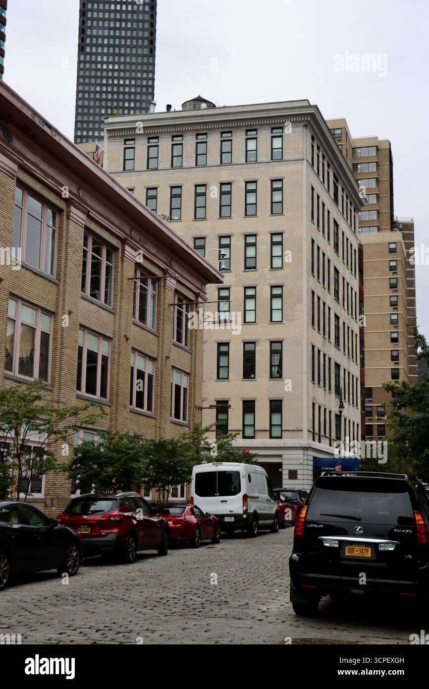 Beekman Street con il Seaport Park Condo Building presso Water Street presso South Street Seaport nel centro di Manhattan, New York, settembre 2025 Foto Stock