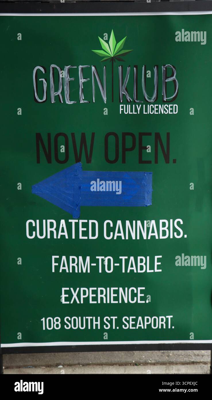 Green Klub Licensed Cannabis Dispensary in South Street al South Street Seaport nel centro di Manhattan, New York, settembre 2025 Foto Stock