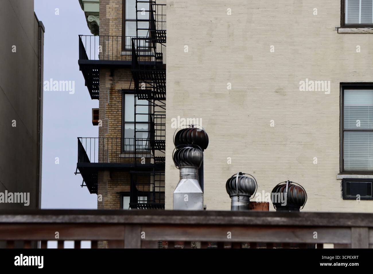 Scale di fuga antincendio all'esterno dell'edificio e delle prese d'aria, Upper East Side di Manhattan, New York, settembre 2025 Foto Stock