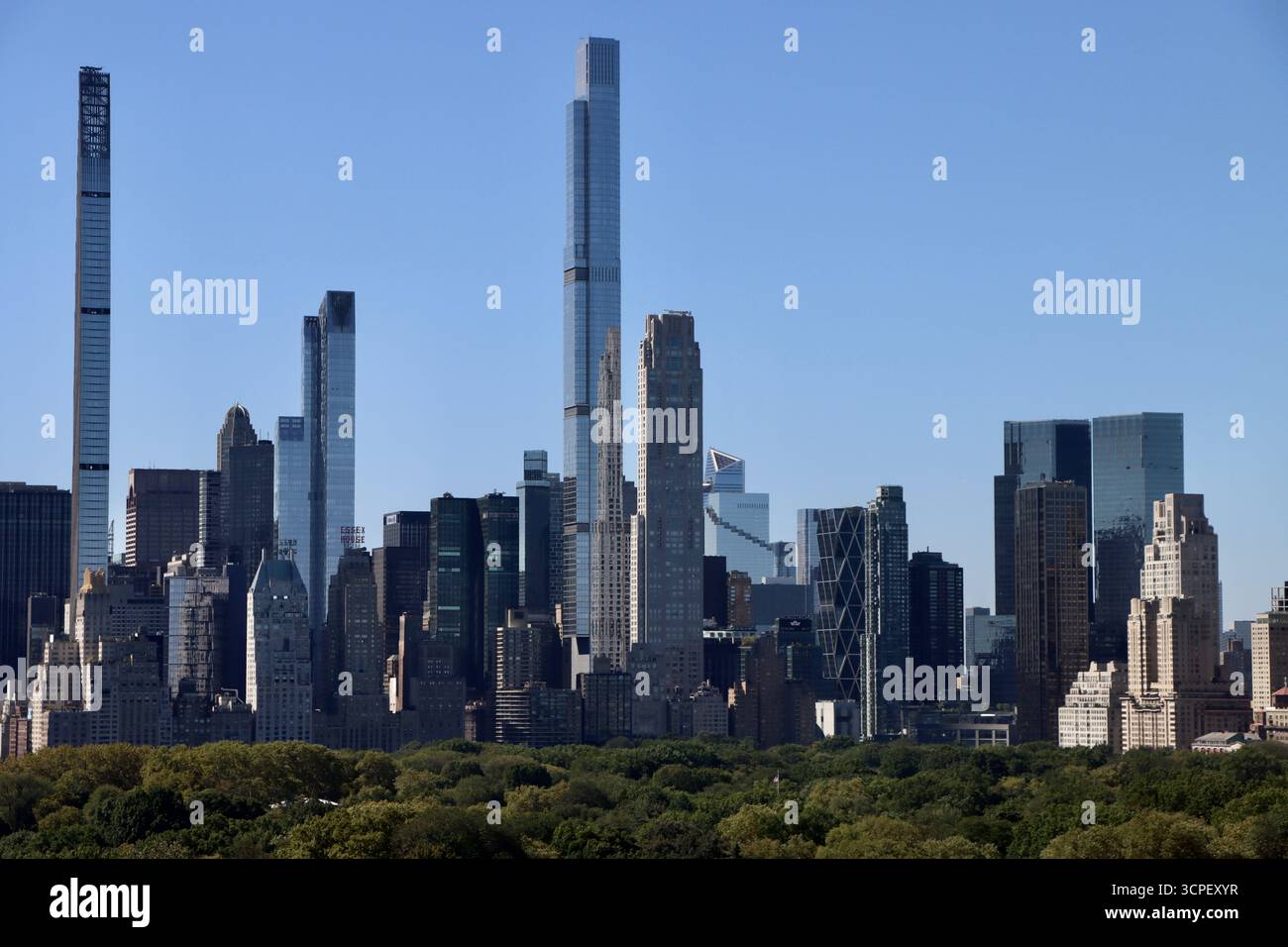 Edifici a Central Park South visti sopra Central Park a Manhattan, New York, Stati Uniti Foto Stock