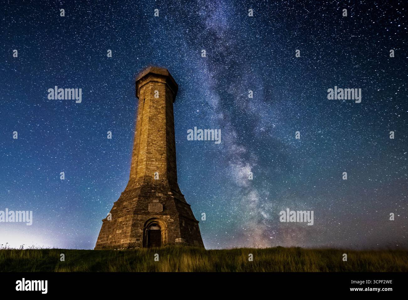 Portesham, Dorset, Regno Unito. 25 settembre 2025. Meteo nel Regno Unito: Le stelle della via Lattea risplendono nel cielo sereno sopra l'Hardy Monument a Portesham nel Dorset. Il monumento a forma di telescopio è stato costruito nel 1844 in memoria del viceammiraglio Sir Thomas Masterman Hardy che era Flag Captain della HMS Victory nella battaglia di Trafalgar. Crediti fotografici: Graham Hunt/Alamy Live News Foto Stock