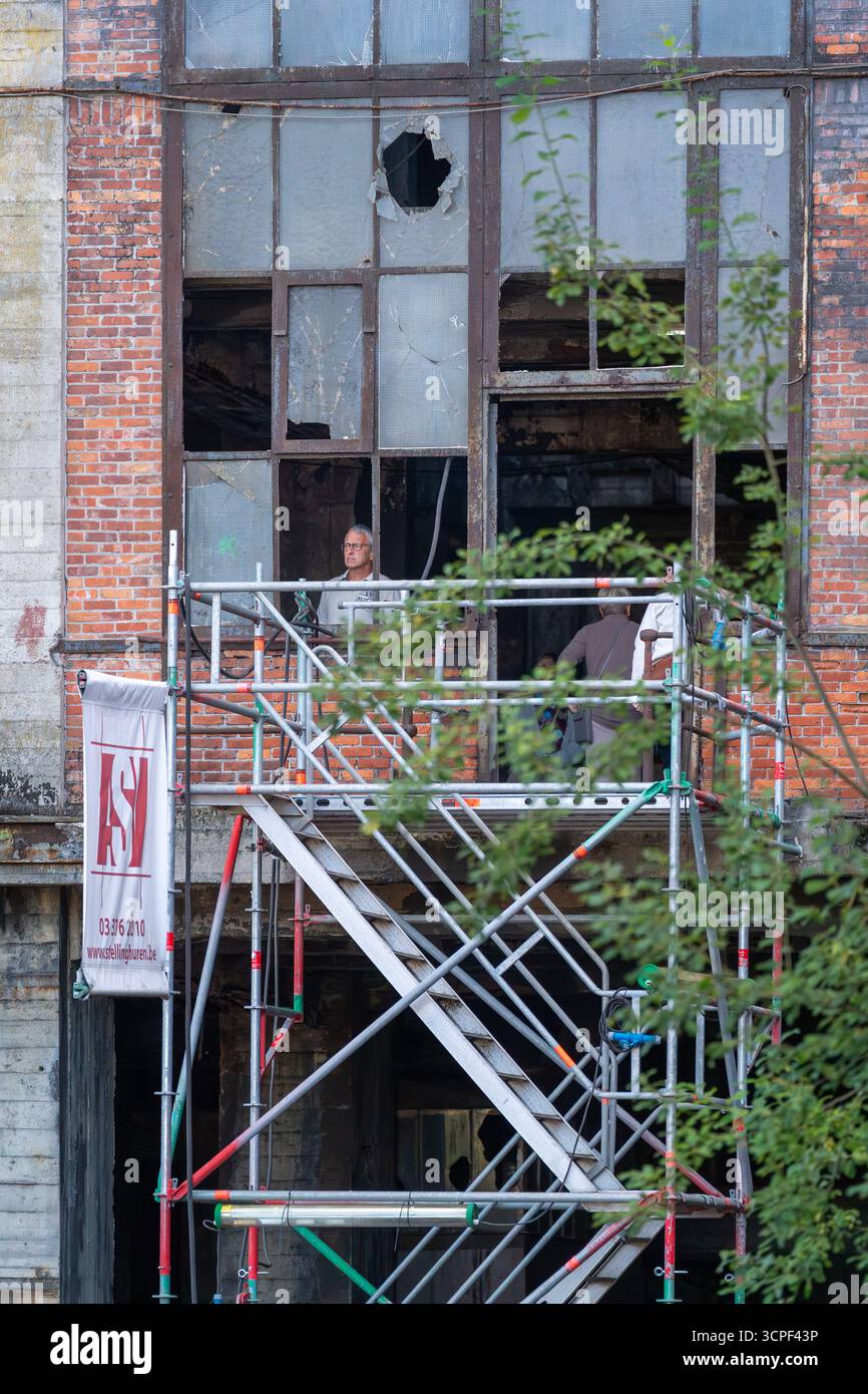 Ponteggi di fronte all'impianto di lavaggio del carbone abbandonato presso il sito di Be-MINE, mostrando finestre rotte durante gli sforzi di restauro nel giorno dell'Open Monument Day Foto Stock