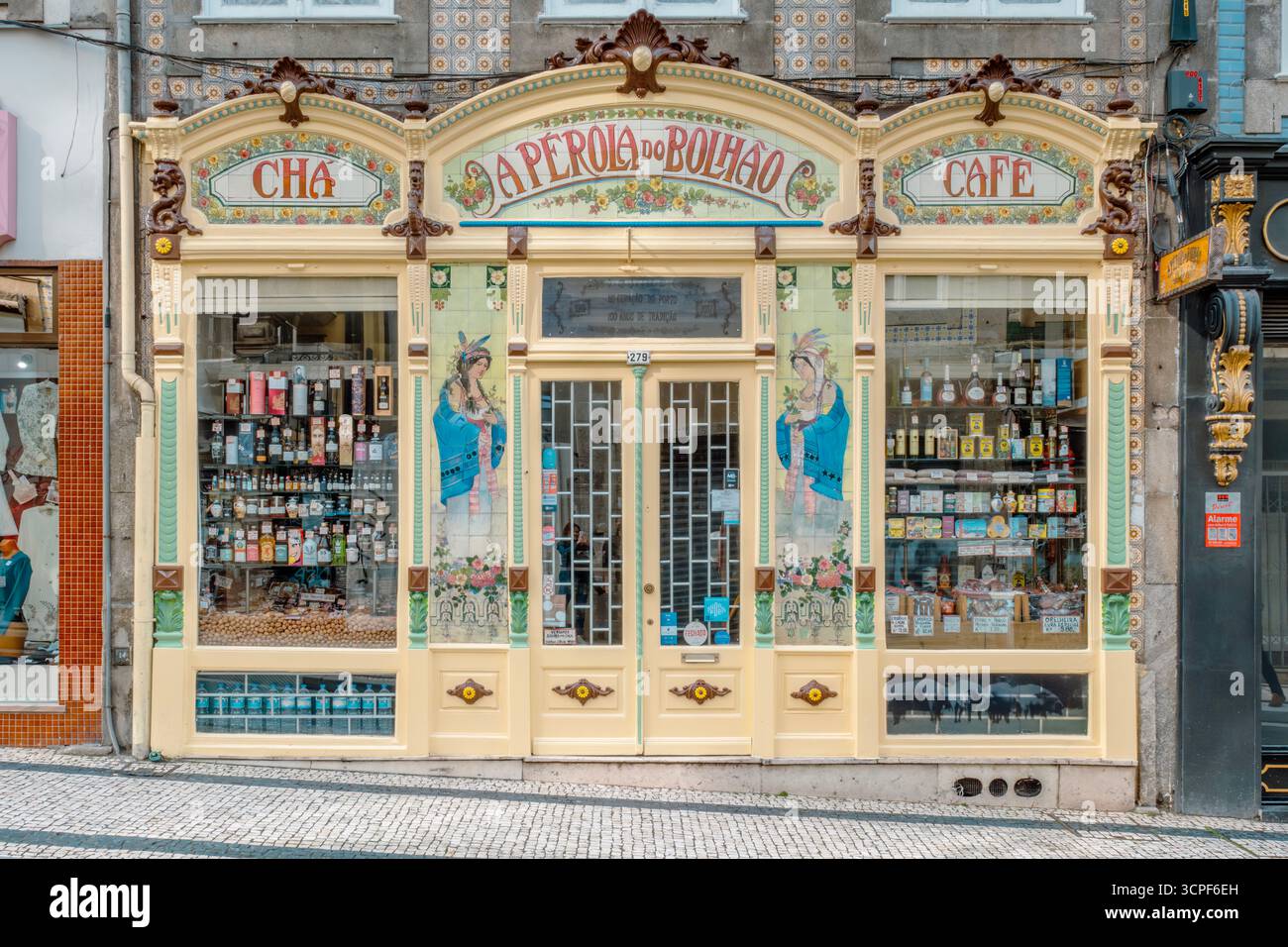Iconica facciata del negozio Art Nouveau di Una gastronomia Perola do Bolhao nel centro di Porto, Portogallo. Storico negozio di alimentari, vivace strada commerciale Foto Stock