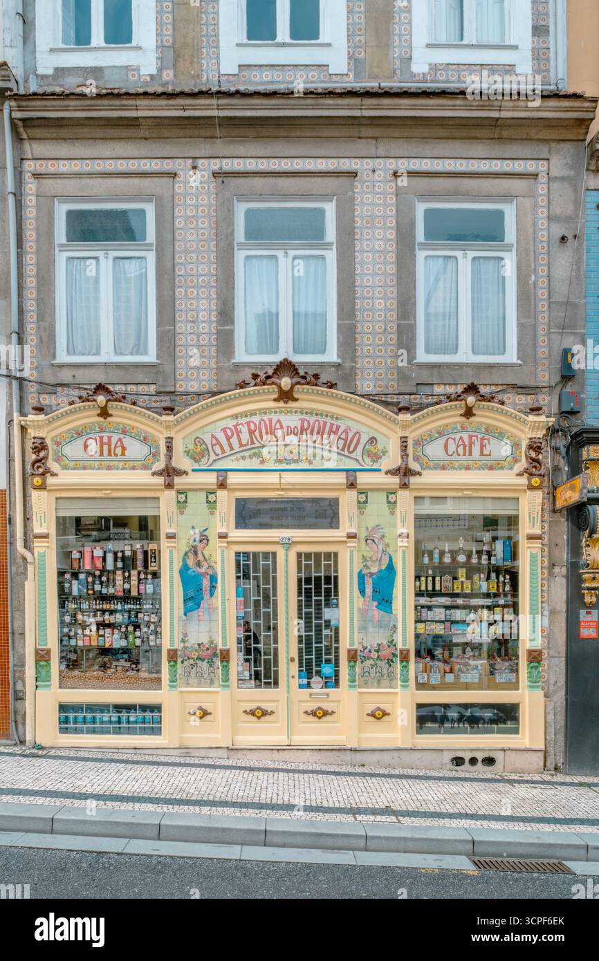 Negozio di alimentari tradizionale portoghese A Perola do Bolhao nel centro di Porto. Facciata Art Nouveau, piastrelle azulejos, vintage, gastronomia portoghese Foto Stock