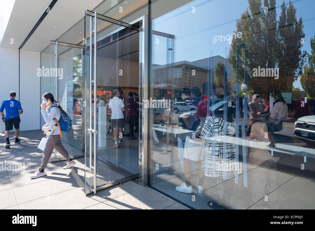 L'Apple Store presso Bridgeport Village a Tigard, Oregon, è ricco di clienti il 19 settembre 2025, il primo giorno di disponibilità per iPhone 17. Foto Stock