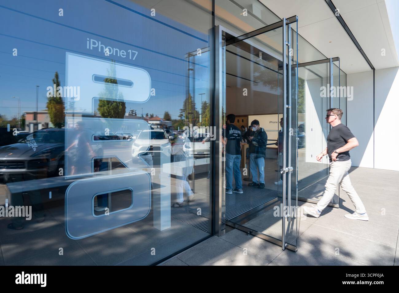 Vista frontale di un Apple Store a Tigard, Oregon, venerdì 19 settembre 2025, il primo giorno di disponibilità per il nuovo iPhone 17. Foto Stock