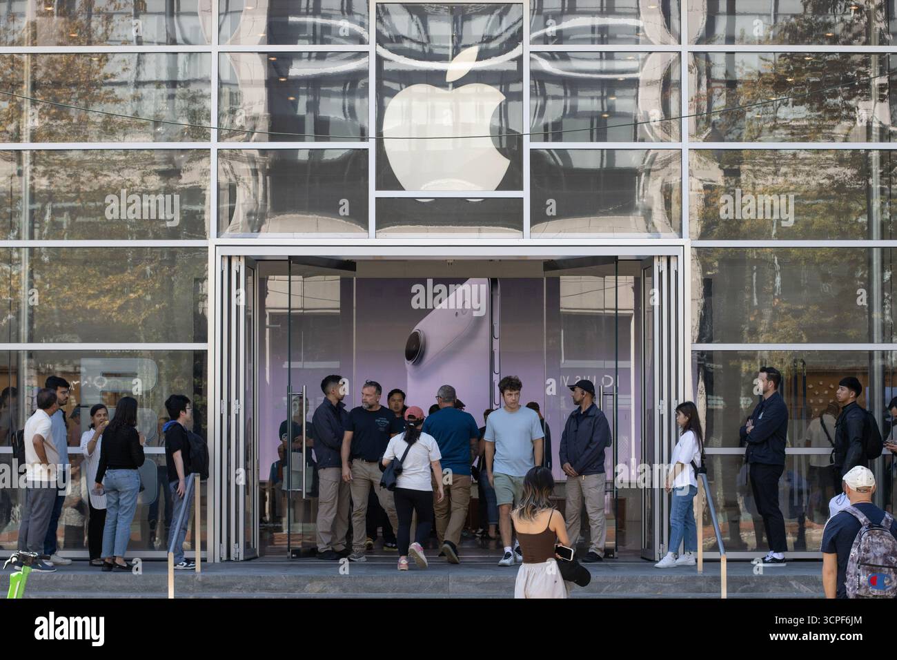 Vista frontale dell'Apple Pioneer Place Store nel centro di Portland, Oregon, il 20 settembre 2025, il primo fine settimana successivo al lancio dell'iPhone 17 di Apple. Foto Stock