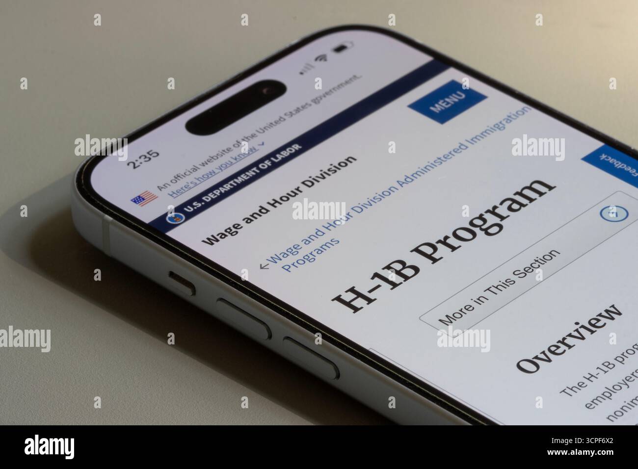 Pagina del sito Web del Dipartimento del lavoro degli Stati Uniti sul programma H-1B, visualizzata sullo schermo di un iPhone. Foto Stock