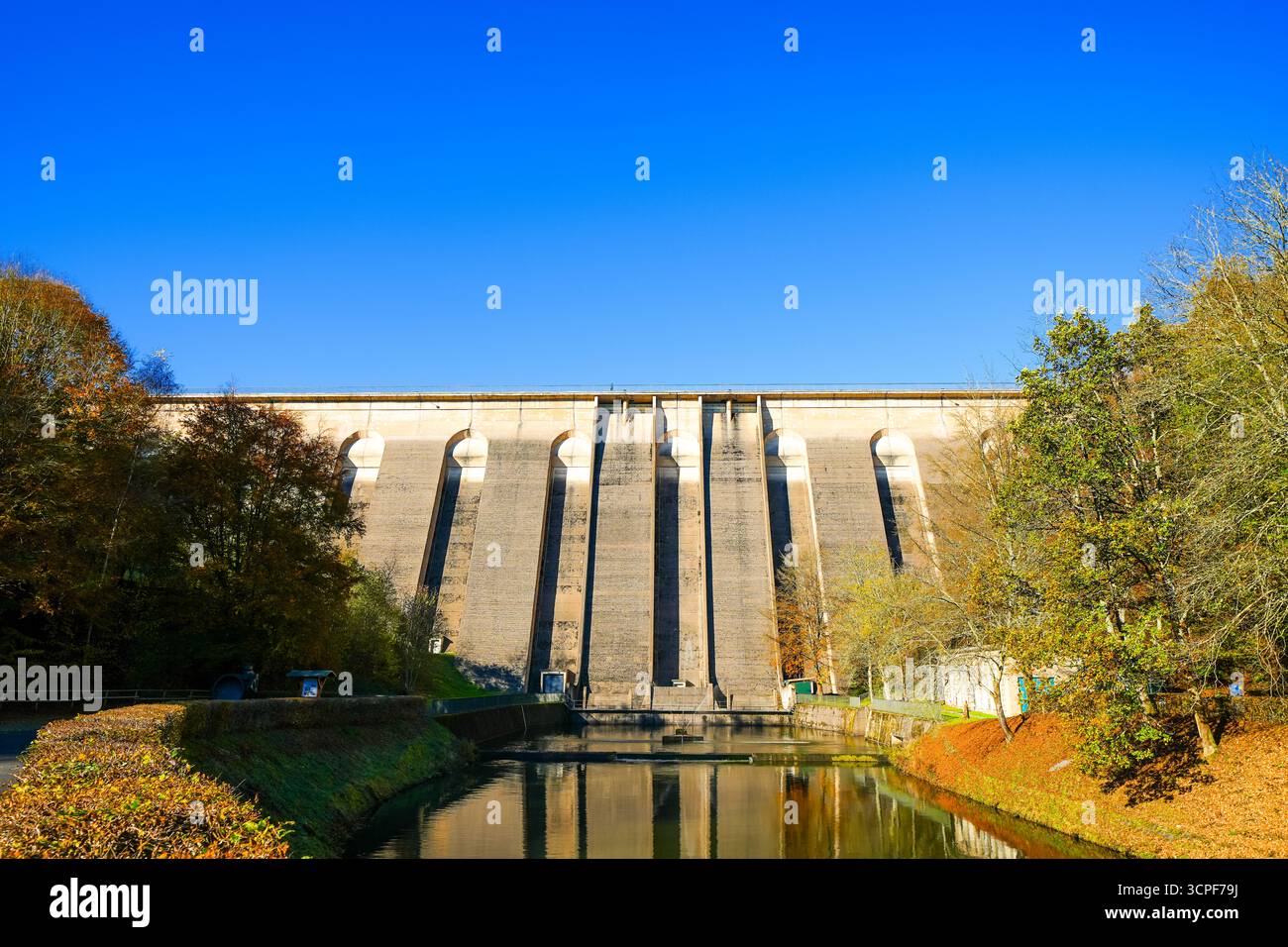 Vista della diga di Oleftalsperre e del paesaggio circostante. Natura al lago vicino al parco nazionale Eifel vicino a Hellenthal, nella Hohes Venn-Eifel N Foto Stock