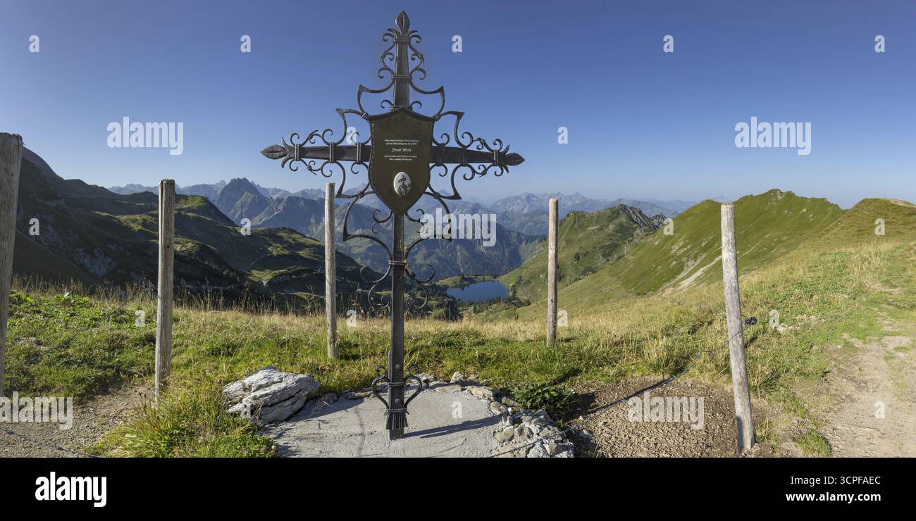 Croce commemorativa forgiata per Josef Boeck, maestro pastore della Seealpe posteriore, dietro di essa panorama montano dallo Zeigersattel al Seealpsee, sul Foto Stock