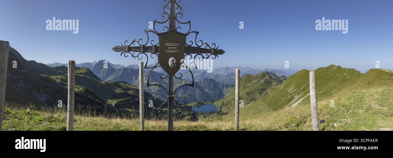 Croce commemorativa forgiata per Josef Boeck, maestro pastore della Seealpe posteriore, dietro di essa panorama montano dallo Zeigersattel al Seealpsee, sul Foto Stock
