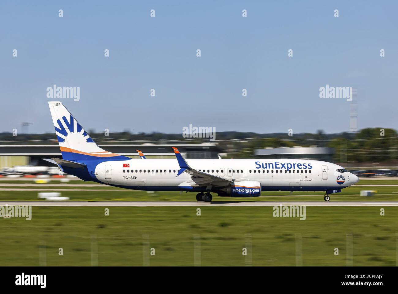 Aeroporto di Stoccarda con aerei sulla pista. Numero di immatricolazione dell’aeromobile: TC-SEP, SunExpress, Boeing 737-800, Stoccarda, Baden-Wuerttemberg, tedesco Foto Stock