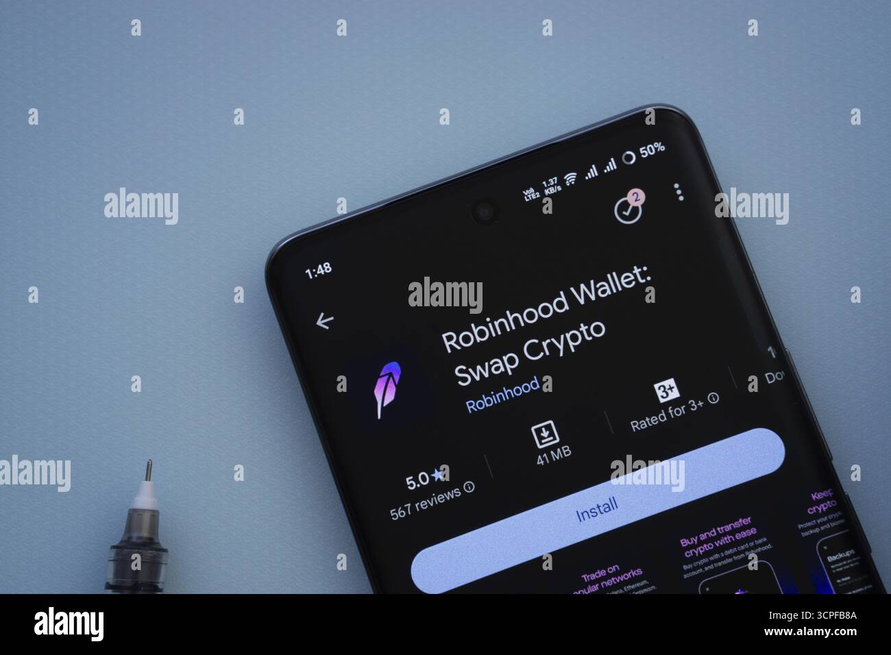 Dhaka, Bangladesh - 29 maggio 2025: Su una superficie blu, uno smartphone visualizza l'app Robinhood Wallet all'interno del Google Play Store Foto Stock