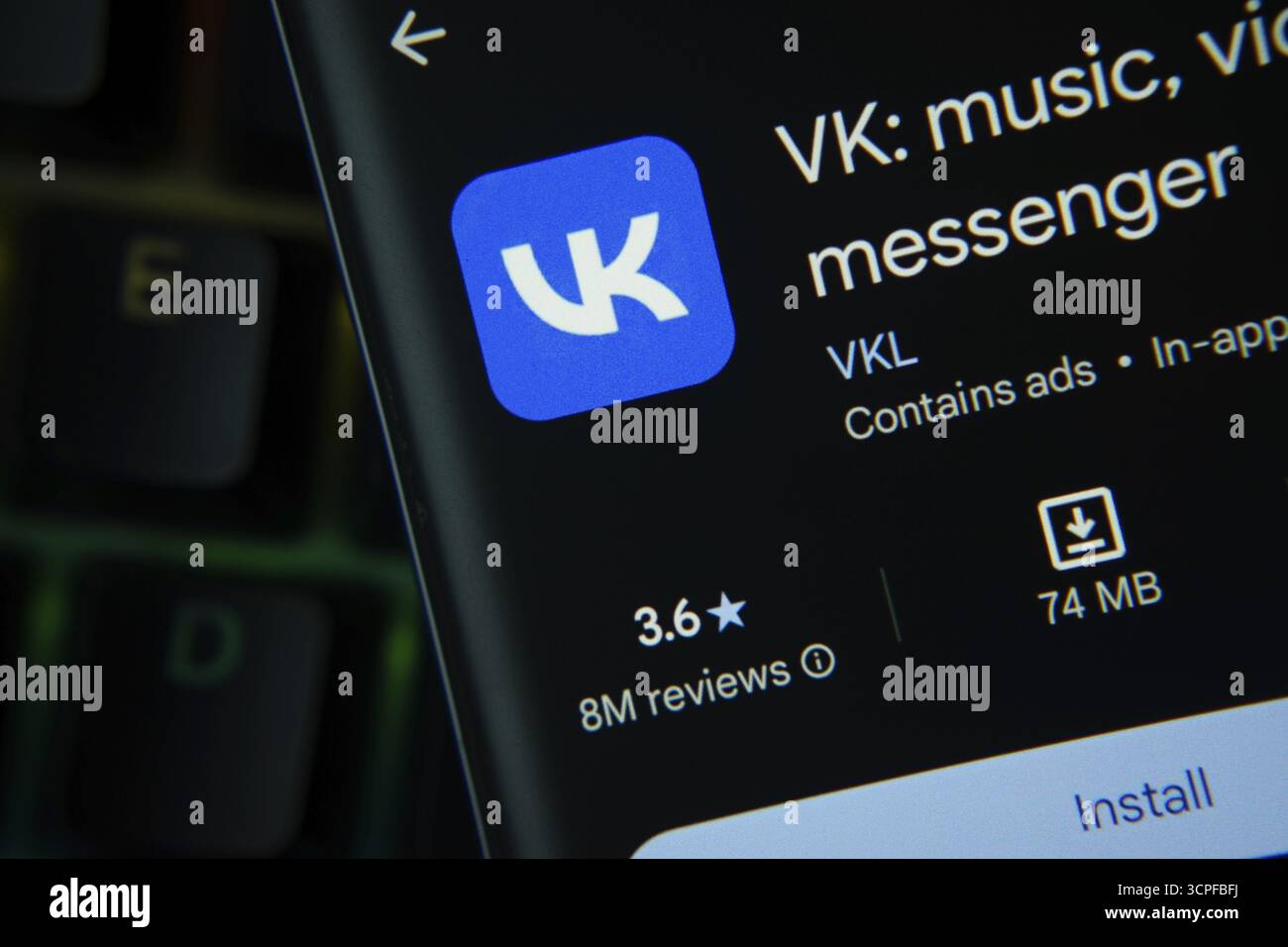 Dacca, Bangladesh - 27 luglio 2025: L'app VK di Google PlayStore viene visualizzata sullo schermo di uno smartphone Foto Stock