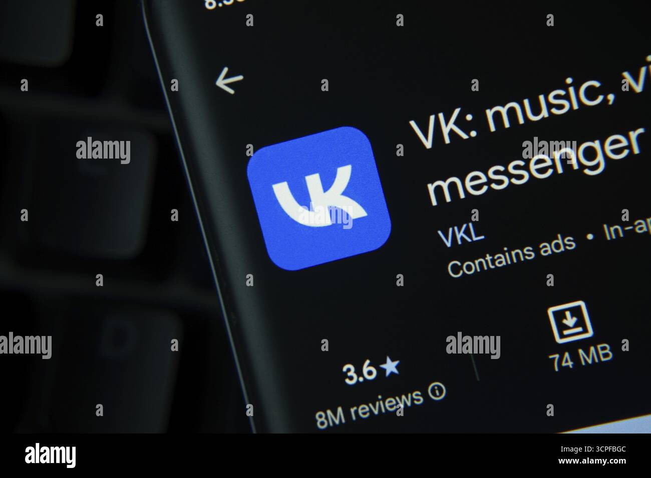 Dacca, Bangladesh - 27 luglio 2025: L'app VK di Google PlayStore viene visualizzata sullo schermo di uno smartphone Foto Stock