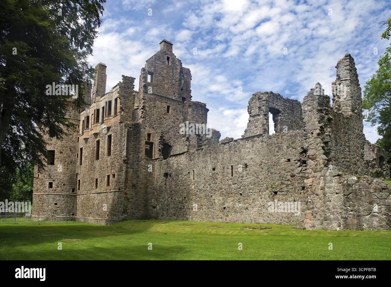 Le rovine del vecchio castello con mura sbriciolate su un prato verde sotto un cielo blu, Huntly Castle, Aberdeenshire, Scozia, Gran Bretagna Foto Stock