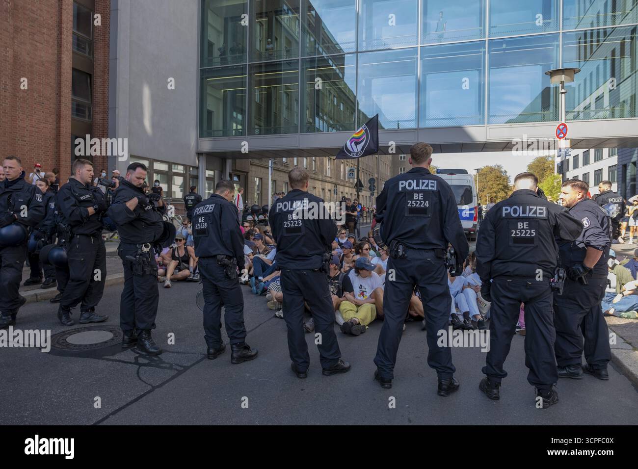 Germania, Berlino, 20/09/2025, proteste contro la marcia per la vita per chiedere l'abolizione del paragrafo 218, contro-dimostrazione, blocco, polizia Foto Stock
