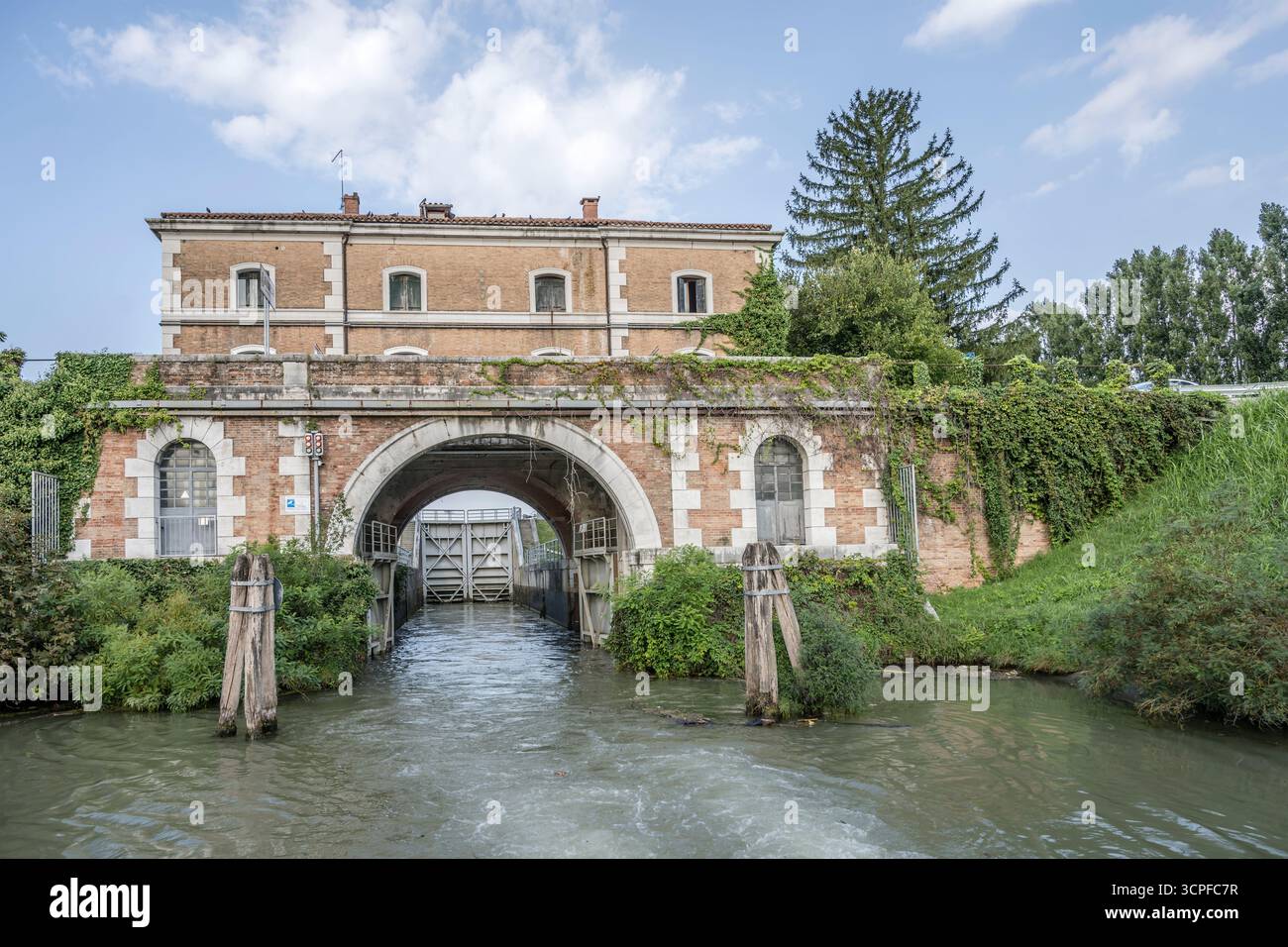 Edificio storico della chiusa di navigazione sul canale del Brenta, girato con la luce estiva a Stra, Veneto, Italia Foto Stock