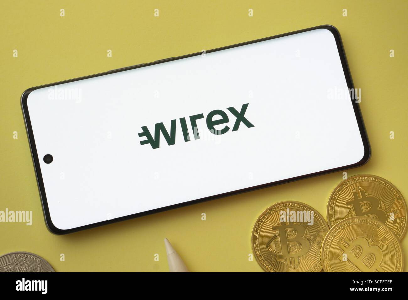 Dhaka, Bangladesh- 26 agosto 2025: Logo wirex sullo schermo dello smartphone vicino a Bitcoin Coin e codice QR sullo sfondo Foto Stock