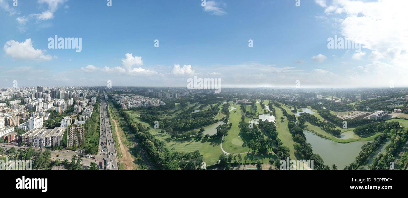 Moderna terrazza giardino sul tetto con divano letto sospeso e vista sulla città Foto Stock