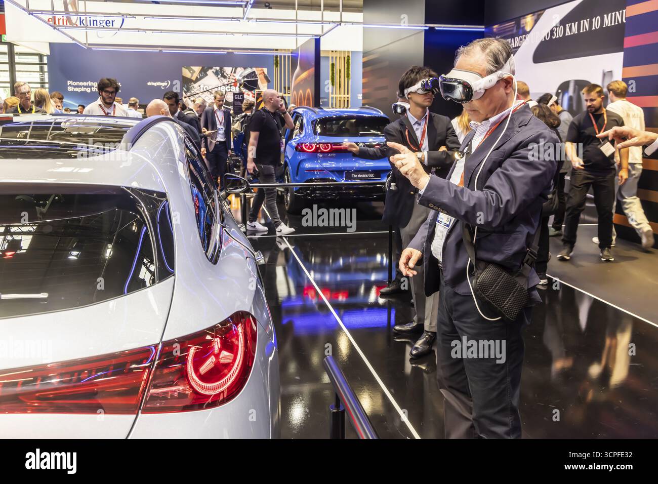Stand fieristico Mercedes con presentazione virtuale. Visitatori della fiera con occhiali 3D. La corsa virtuale. Freno di scatto CLA. MOBILITÀ IAA a Monaco Foto Stock