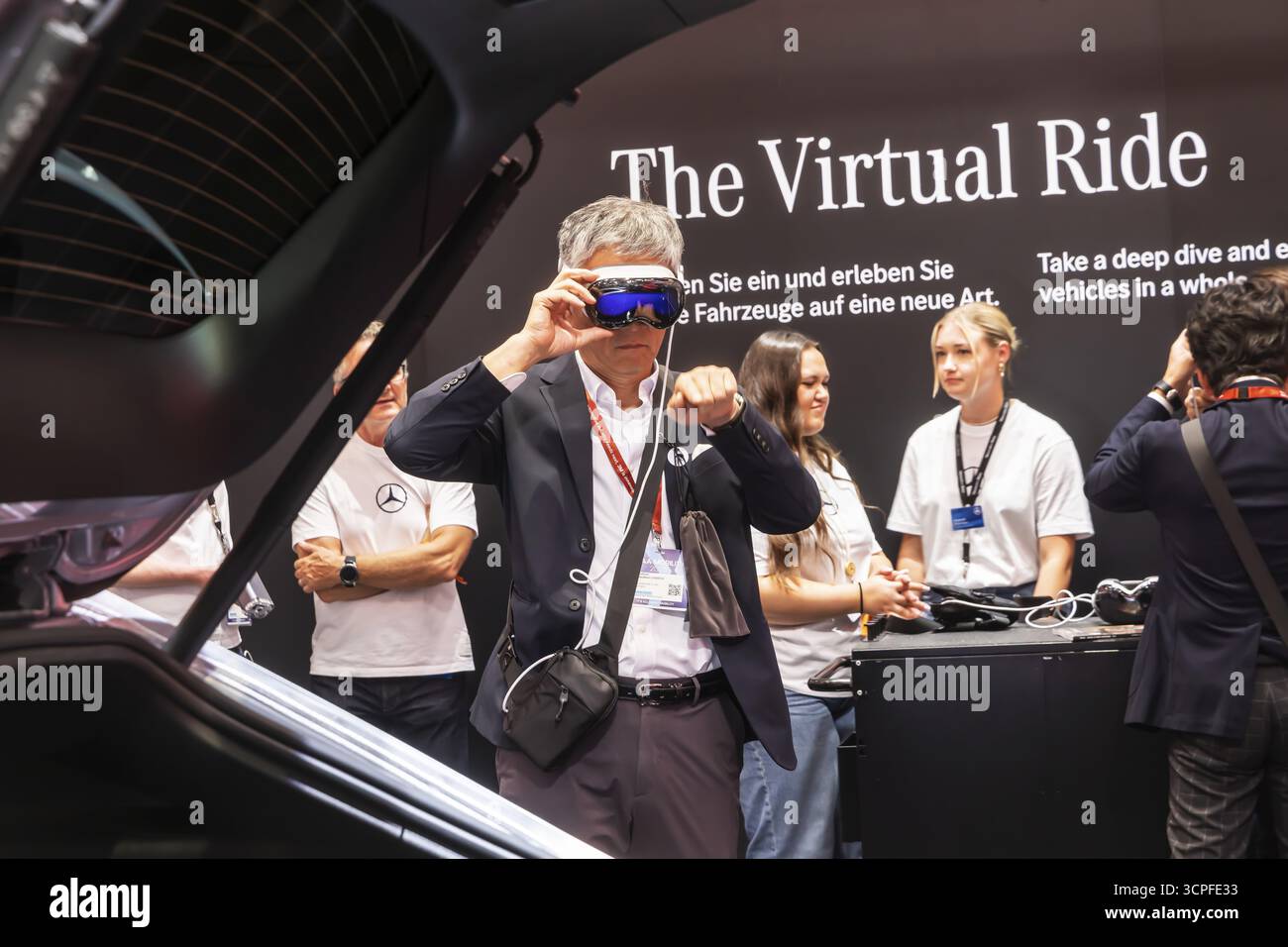 Stand fieristico Mercedes con presentazione virtuale. Visitatori della fiera con occhiali 3D. La corsa virtuale. Freno di scatto CLA. MOBILITÀ IAA a Monaco Foto Stock