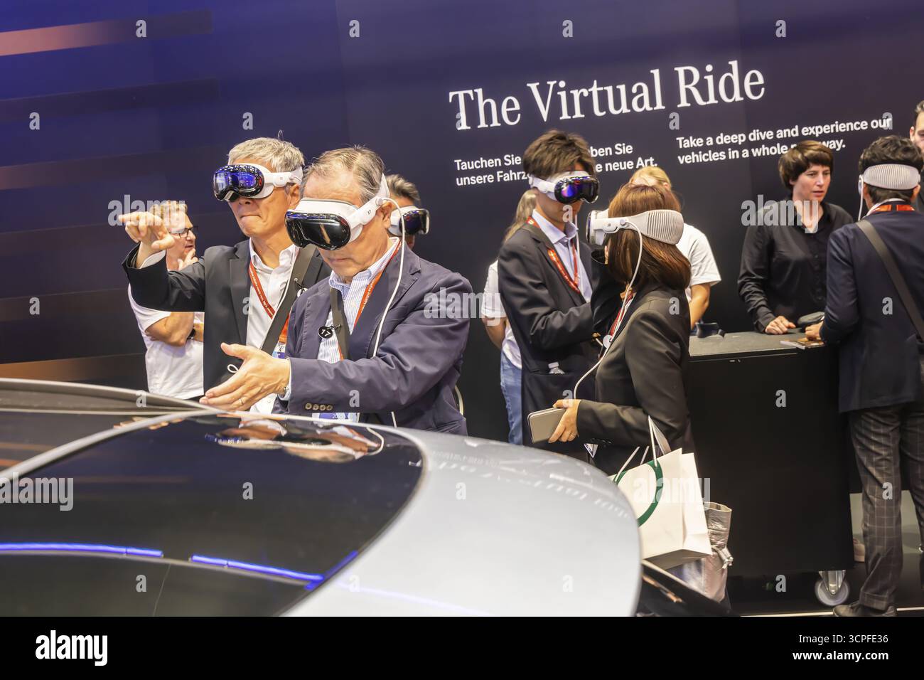 Stand fieristico Mercedes con presentazione virtuale. Visitatori della fiera con occhiali 3D. La corsa virtuale. Freno di scatto CLA. MOBILITÀ IAA a Monaco Foto Stock