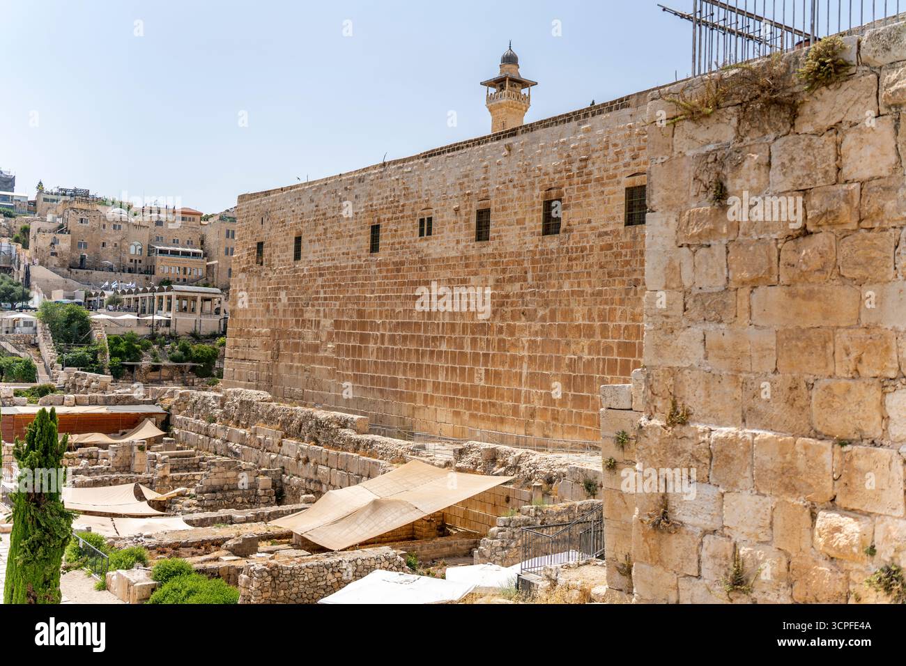 Antica muratura in pietra del muro Occidentale (Kotel) che si innalza sopra gli scavi archeologici di Gerusalemme, Israele. Foto Stock
