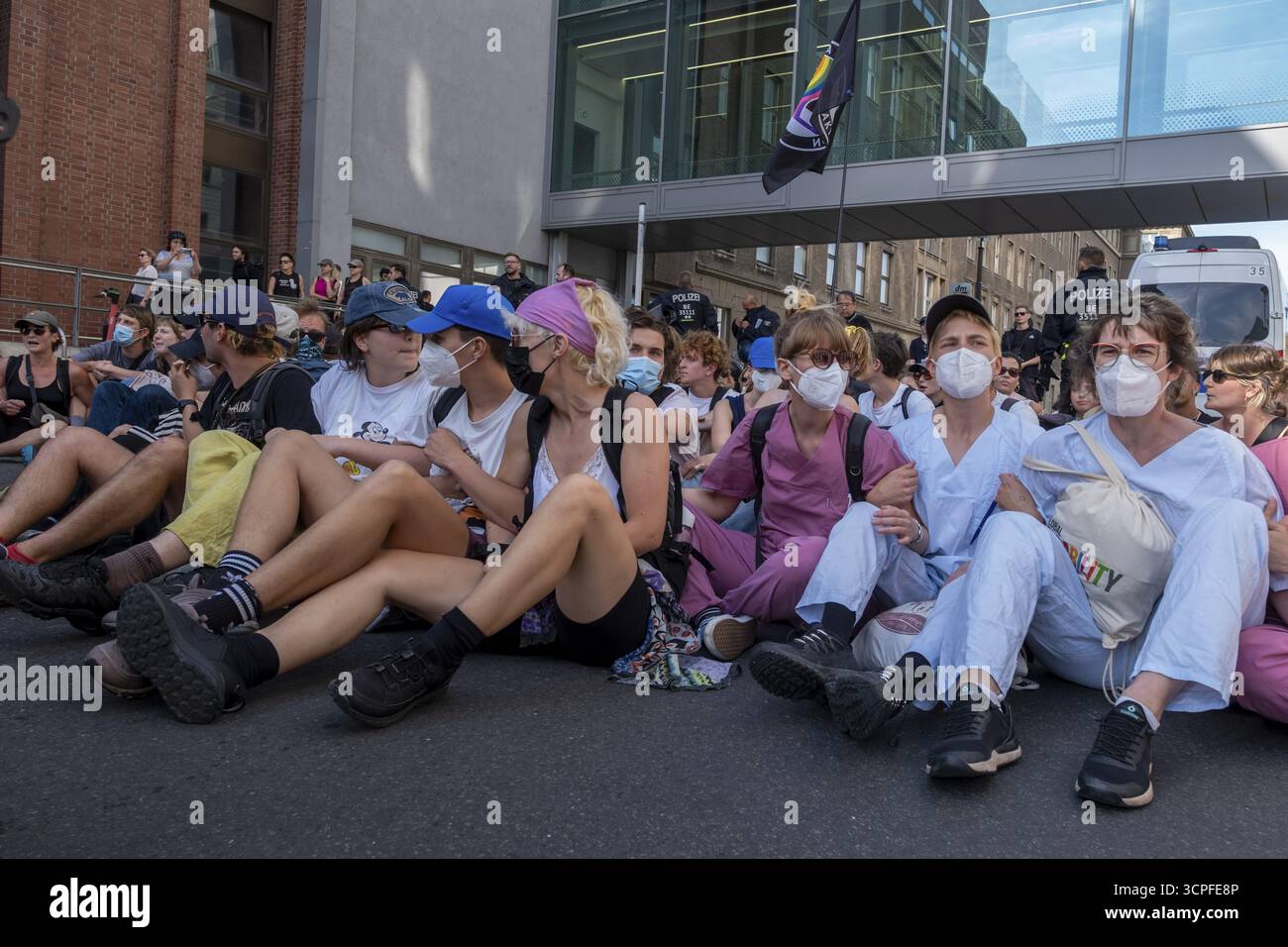 Germania, Berlino, 20/09/2025, proteste contro la marcia per la vita per chiedere l'abolizione del paragrafo 218, contro-dimostrazione, blocco Foto Stock