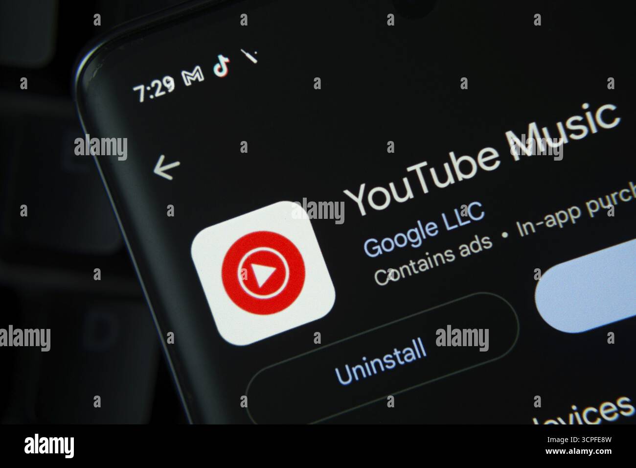 Dhaka, Bangladesh - 27 luglio 2025: Visualizzazione dello schermo dell'app YouTube Kids con opzioni di apertura e disinstallazione, interfaccia scura Foto Stock