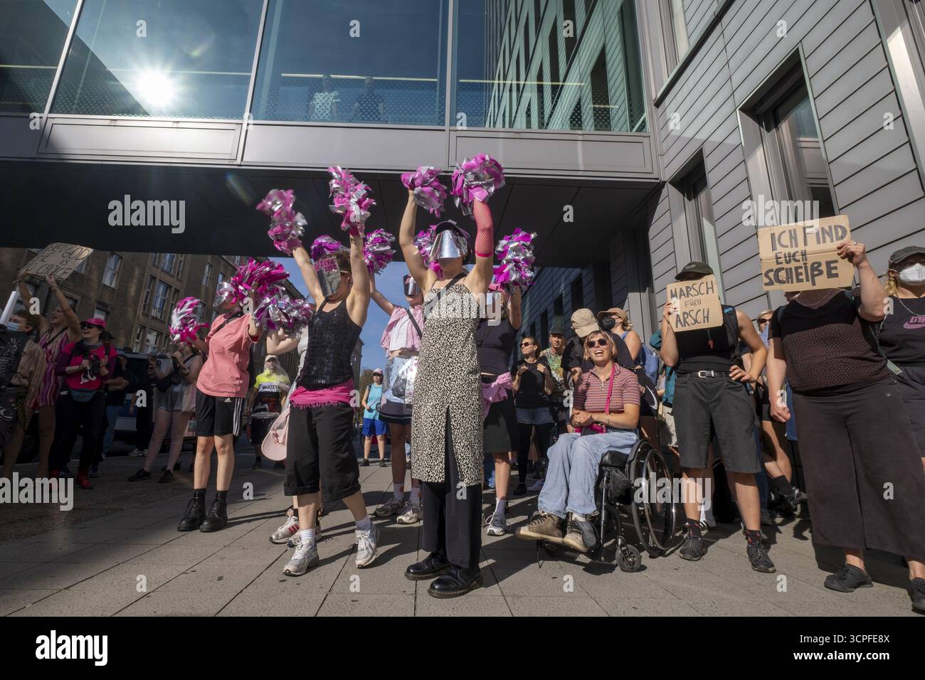 Germania, Berlino, 20/09/2025, proteste contro la marcia per la vita per chiedere l'abolizione del paragrafo 218, contro-dimostrazione, blocco Foto Stock