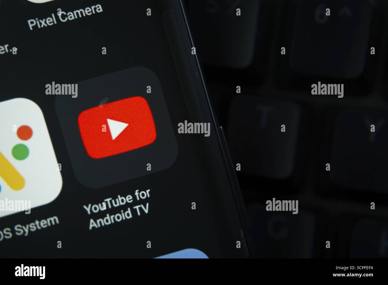 Dhaka, Bangladesh - 27 luglio 2025: Primo piano dello schermo dello smartphone che mostra l'icona dell'app youtube per android tv con un'interfaccia scura Foto Stock