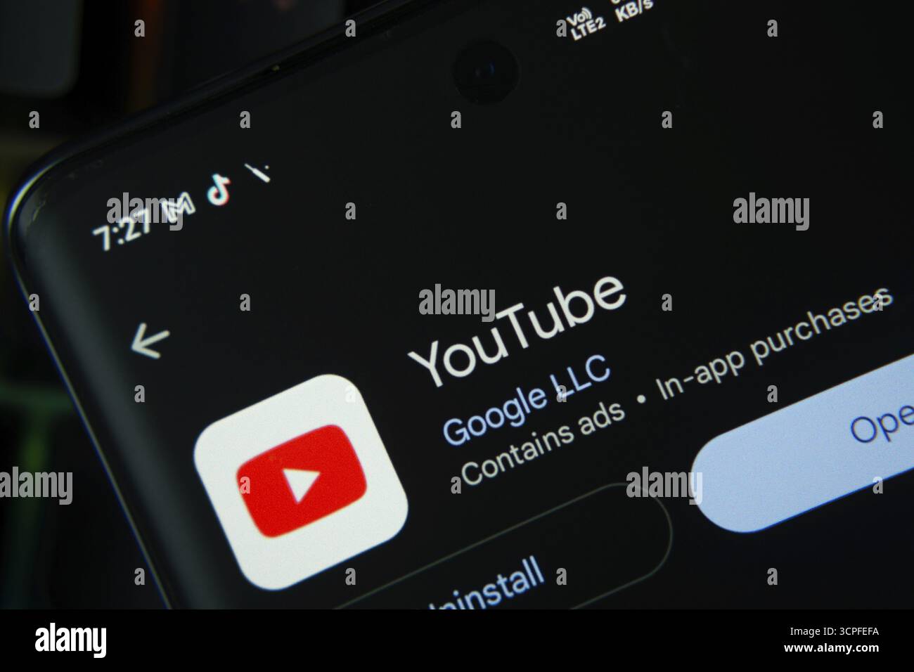 Dhaka, Bangladesh - 27 luglio 2025: Visualizzazione dello schermo dell'app YouTube Kids con opzioni di apertura e disinstallazione, interfaccia scura Foto Stock