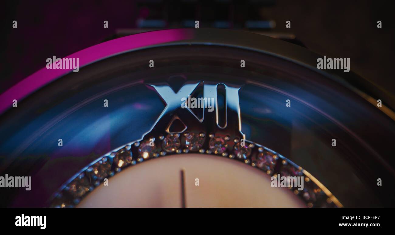 Elegante orologio da polso con lunetta in pietra preziosa e bracciale metallizzato in Macro Close Up Shot. Design di lusso che simboleggia la moda, la precisione, la puntualità e l'importanza simbolica del tempo nello stile di vita moderno. Foto Stock