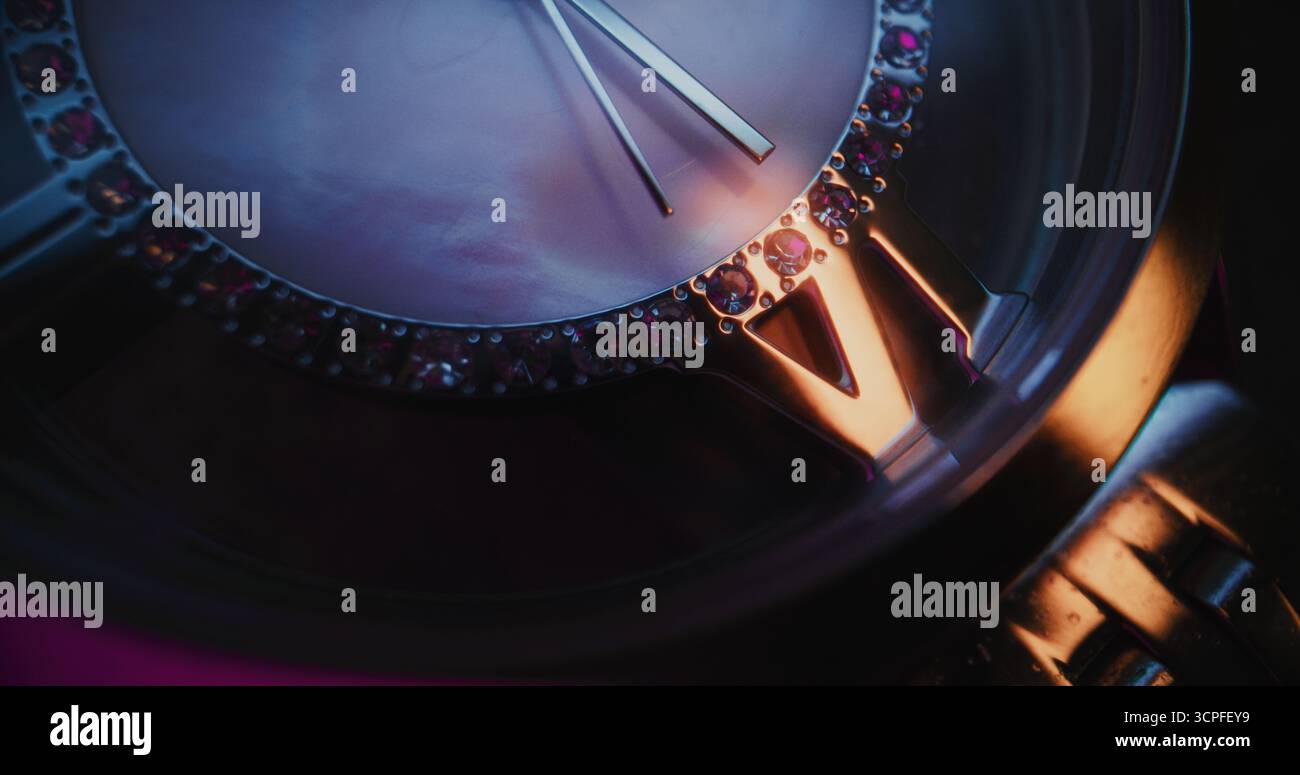 Primo piano di un elegante orologio da polso con lunetta in pietra preziosa e bracciale metallizzato che mostra l'ora esatta. Accessorio che simboleggia il design di lusso, la precisione, la moda e il concetto simbolico del tempo in stile moderno. Foto Stock