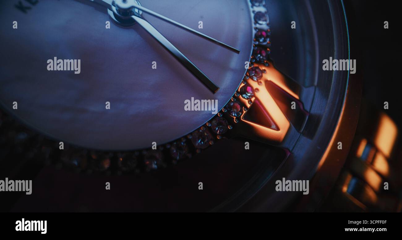 Elegante orologio da polso con lunetta in pietra preziosa e bracciale metallizzato in Macro Close Up Shot. Design di lusso moderno che simboleggia moda, precisione, puntualità e importanza simbolica del tempo. Temporizzato. Foto Stock