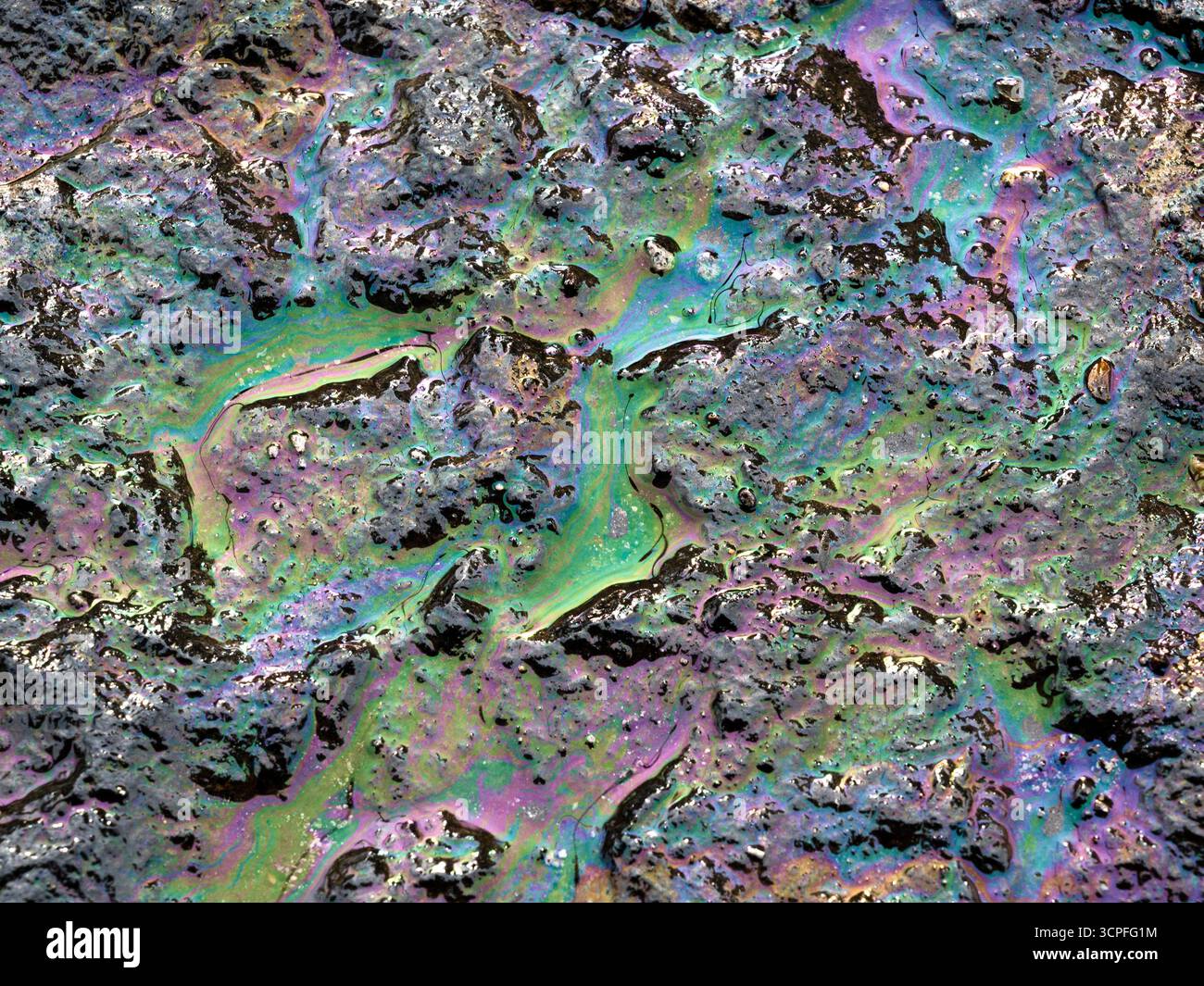 Rainbow benzina a terra - pericolo ambientale Foto Stock