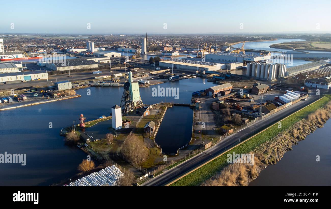 Vista aerea dei moli di Goole sul fiume Ouse con magazzini ed edifici industriali Foto Stock