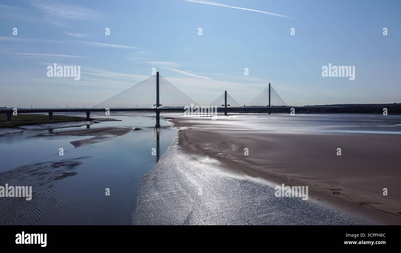 Vista aerea del Mersey Gateway Bridge che attraversa il fiume Mersey con la bassa marea Foto Stock