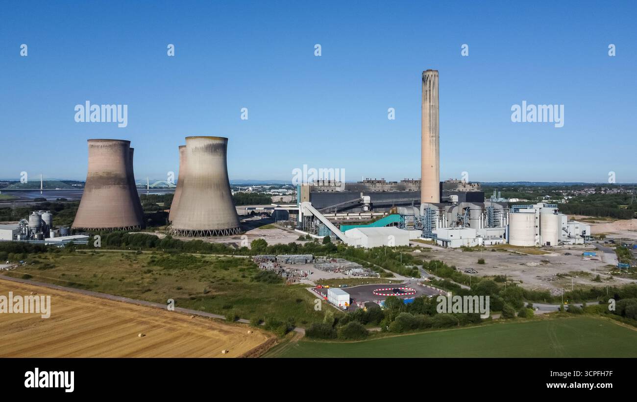 Vista aerea della centrale elettrica Fiddler's Ferry in disuso Foto Stock