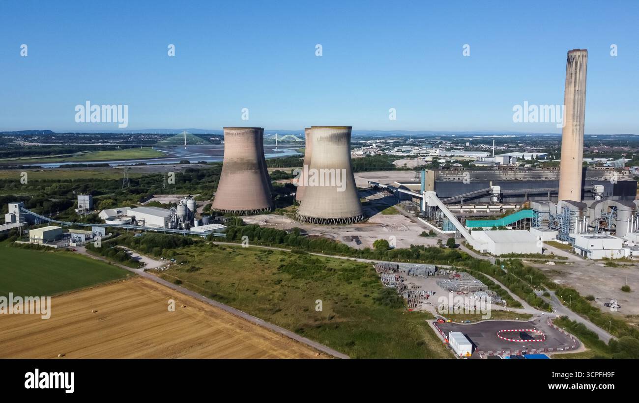 Vista aerea della centrale elettrica Fiddler's Ferry in disuso Foto Stock