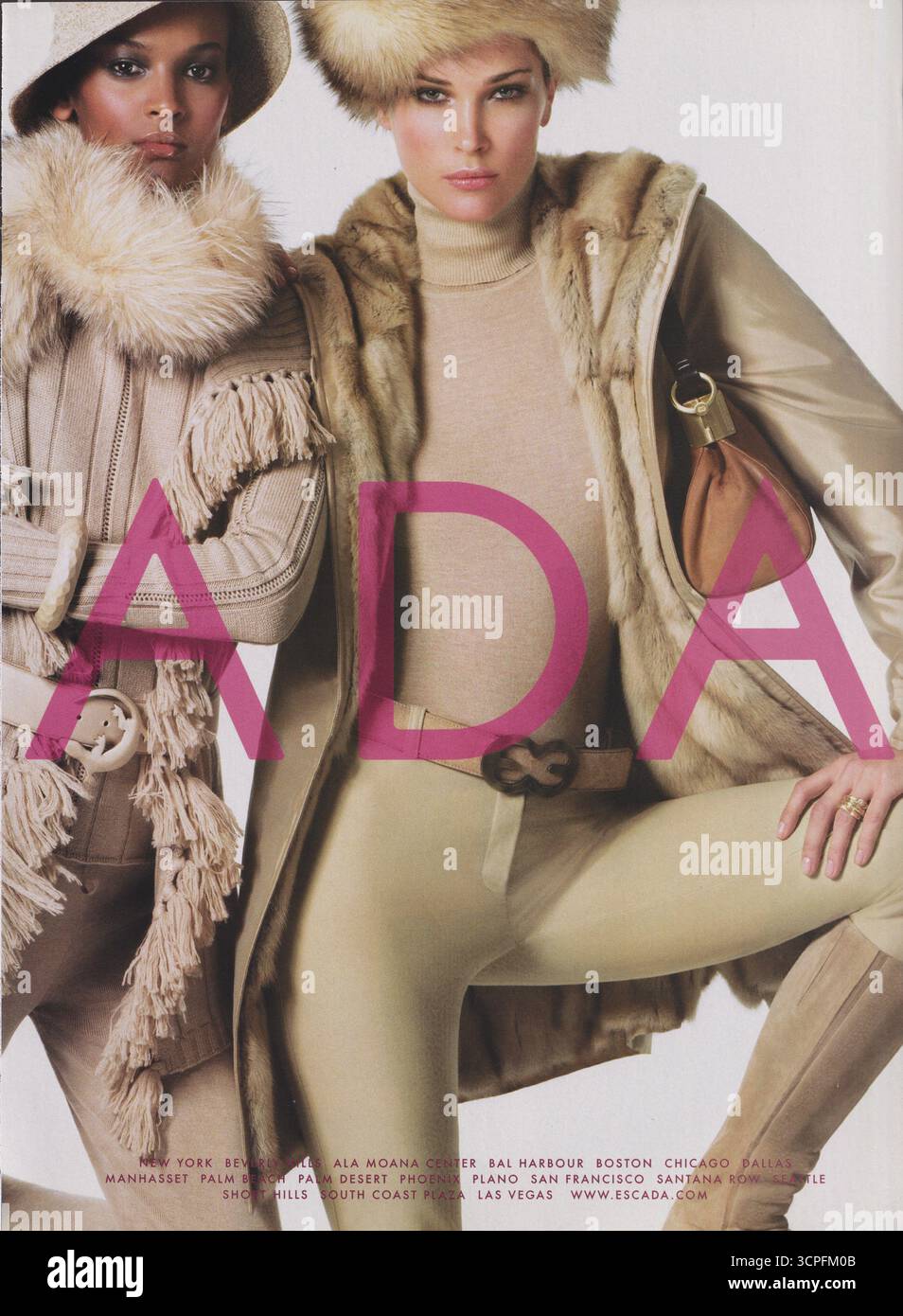 Poster pubblicitario casa di moda Escada su rivista cartacea da 2003 anni, pubblicità, pubblicità creativa Escada 2000s Foto Stock