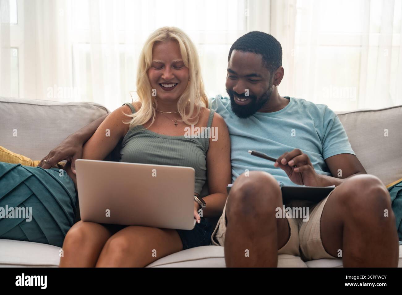 Giovane coppia, imprenditore freelance e donna d'affari, che lavora a casa con un computer portatile, sperimentando nuove tecnologie innovative e strumenti Internet online Foto Stock