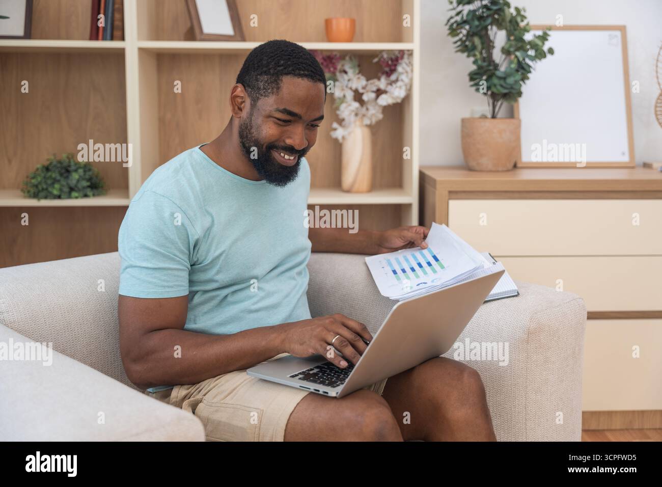 Giovane studente universitario, libero professionista professionista, che lavora a casa con un computer portatile, sperimentando nuove tecnologie innovative e strumenti Internet online Foto Stock