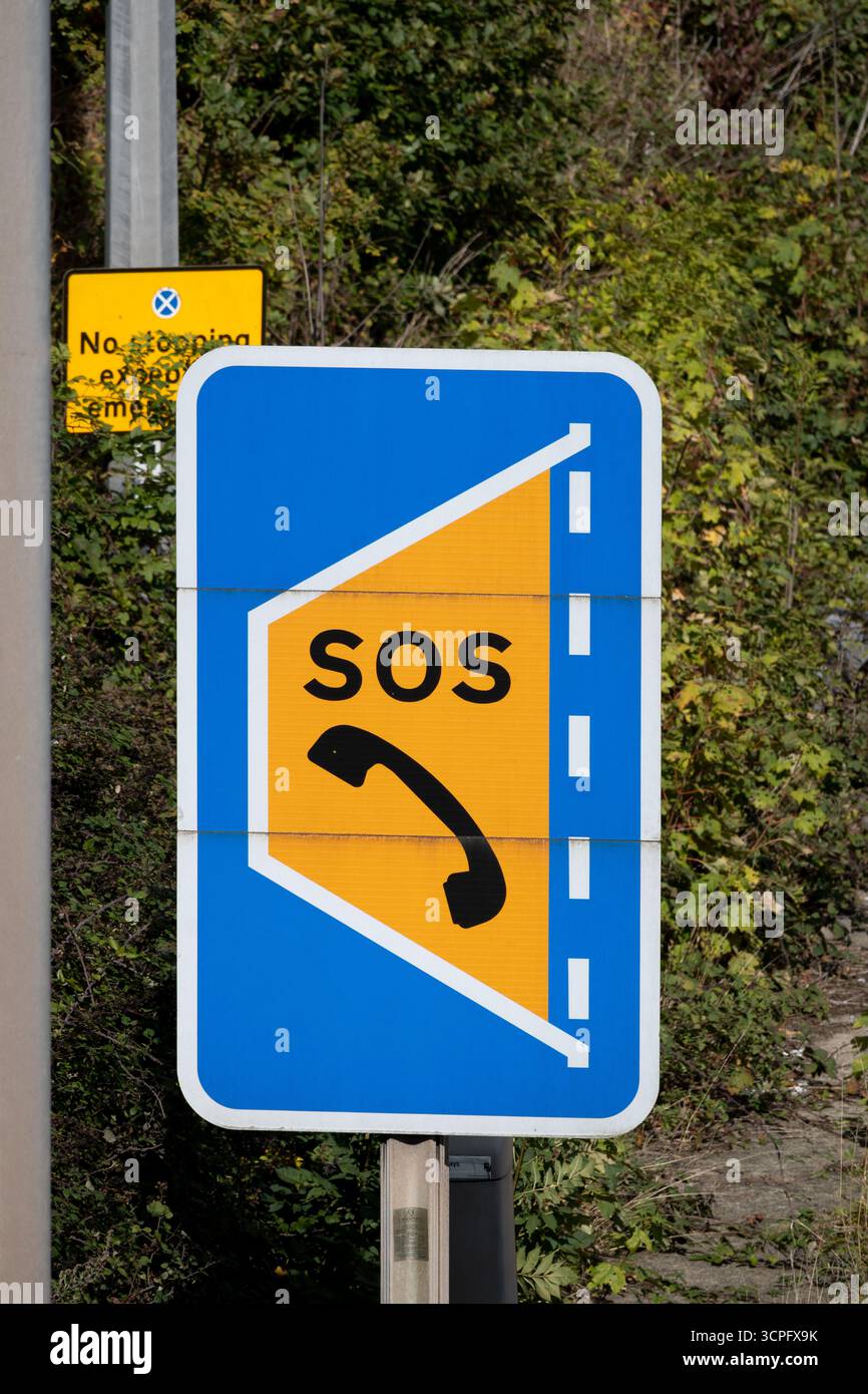 Cartello telefonico SOS, area rifugio di emergenza, autostrada M40 vicino a Solihull, West Midlands, Inghilterra, Regno Unito Foto Stock